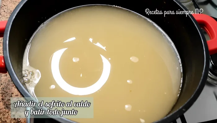Volver a poner el caldo colado al fuego. Añadir el sofrito. Después de 5 minutos de hervor, apagar el fuego, y triturar con la batidora.