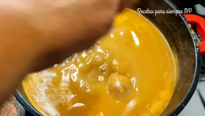 Después de 10 minutos hirviendo, quitar la espuma. Añadir las almejas (limpias). Una vez abiertas, añadir los langostinos y el pescado reservado.