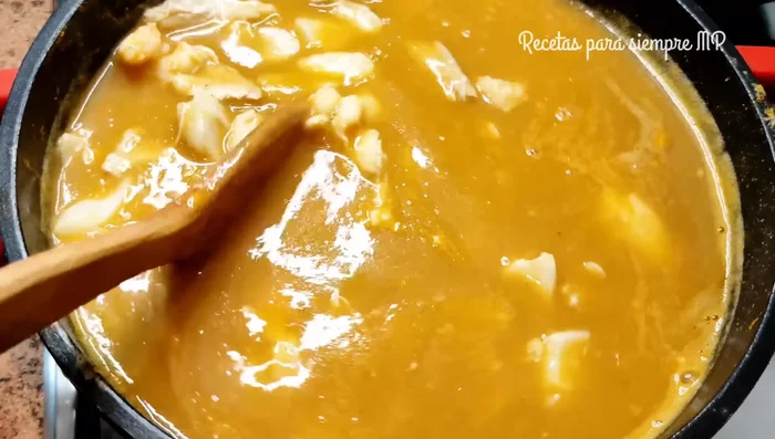 Remover, rectificar la sal, añadir perejil picado. No dejar hervir fuerte para evitar que el pescado se reseque.