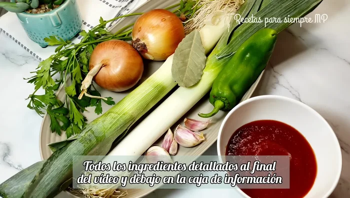 Pelar los langostinos, reservar las cabezas. Hacer un pequeño corte en la parte trasera de cada langostino para quitar la tripita. Cortar los langostinos grandes por la mitad.