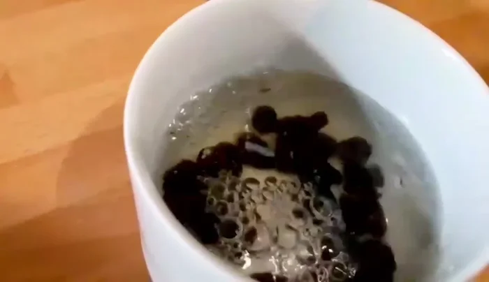 Cubrir las pasas con agua y dejarlas en remojo para hidratarlas.