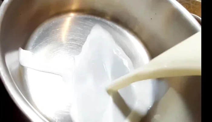 Poner la leche en una cacerola a fuego suave.