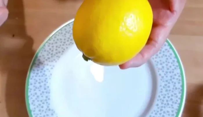 Agregar la canela en rama y la cáscara de limón (o naranja) a la leche. Dejar que la leche se aromatice a fuego suave sin tapar.