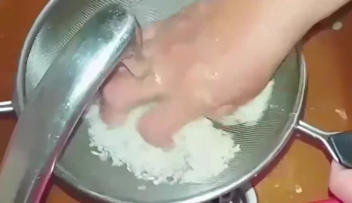 Lavar el arroz para eliminar el exceso de almidón.