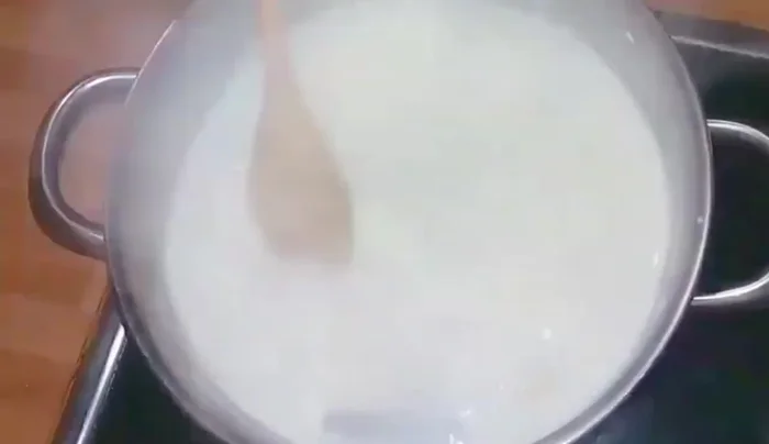 Una vez aromatizada la leche, agregar el arroz y remover.