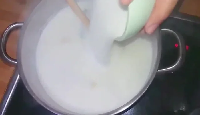 Agregar el azúcar, la vainilla líquida y una pizca de sal. Remover constantemente a fuego suave para evitar que se pegue.