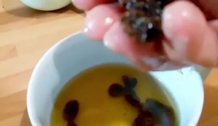 Escurrir las pasas y agregarlas al arroz con leche. Seguir removiendo.