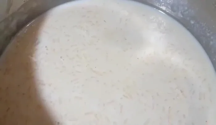 Una vez cocido el arroz, agregar la mantequilla y remover. Esto le dará cremosidad.