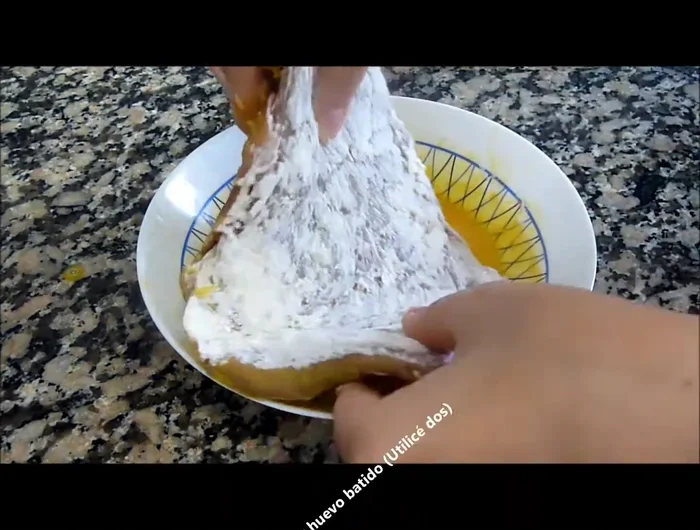 Pasar el cachopo por harina, huevo batido y pan rallado (141.58).