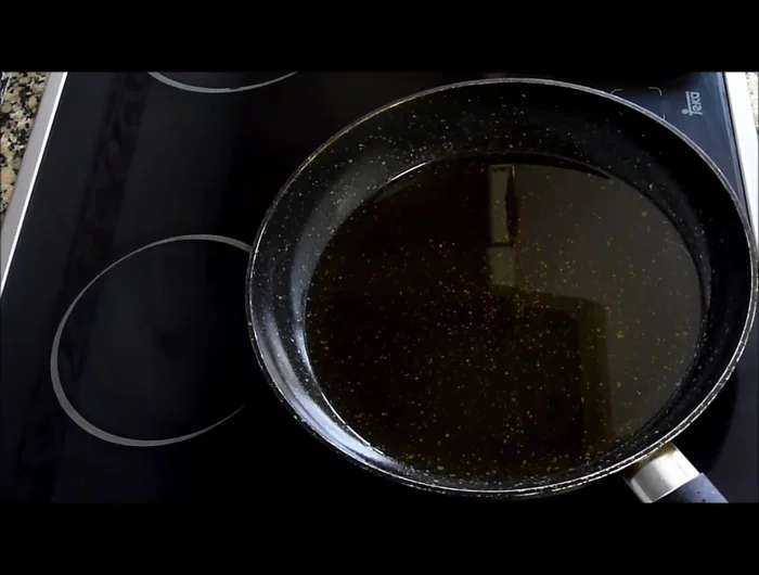 Freír en abundante aceite caliente a temperatura media, volteando cada dos minutos aproximadamente hasta que esté dorado (194.58).