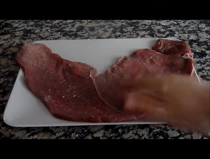 Salar ligeramente el filete de ternera (4.62).