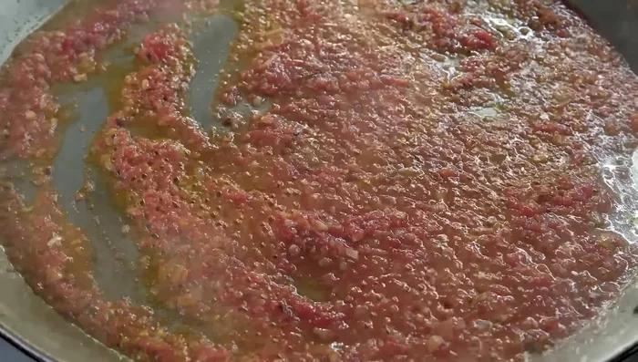 Incorpora el tomate maduro, sazona con sal y sofríe hasta que suelte su aroma y pierda la acidez.
