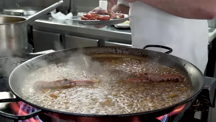 Reduce el fuego y cocina durante 5-6 minutos más, hasta que el fideo esté al dente.
