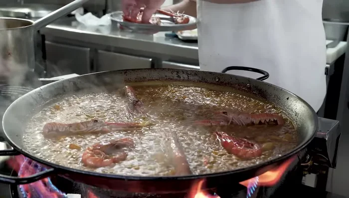 Añade el marisco y deja cocinar hasta que esté hecho.