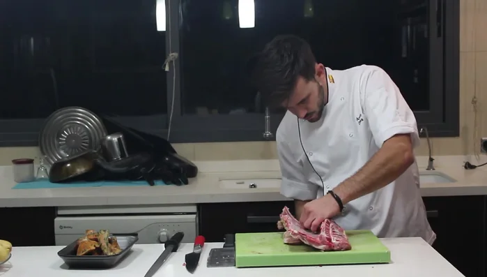 Limpiar la costilla de cordero, separando el hueso de la carne.