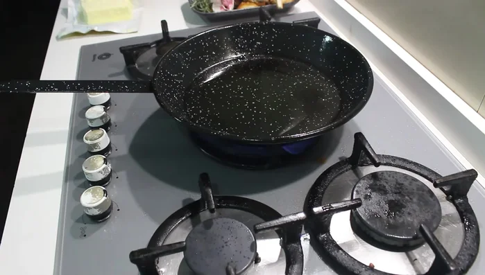 Sella la carne de cordero en una sartén con aceite.