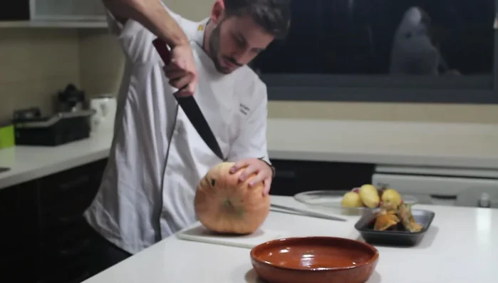 Empezamos con la calabaza. Abrirla por la mitad.