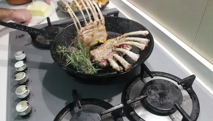 Añadir las verduras a la sartén y cocinar con el cordero.