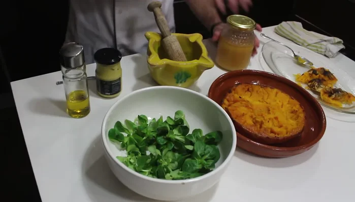 Preparar el aderezo con almendras picadas, miel, aceite de oliva y mostaza.