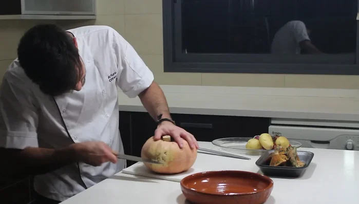 Cortar la calabaza con cuidado, sin romperla. Colocarla en una bandeja.