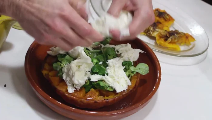 Añadir la calabaza asada, la mozzarella y los tomates cherry a la ensalada.