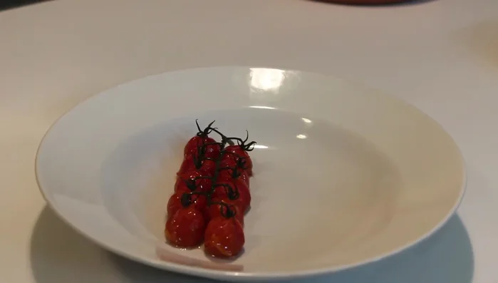 Servir el cordero con la ensalada de calabaza.