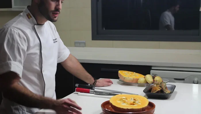 Sazonar la calabaza con sal, pimienta y aceite de oliva. Hornear hasta que esté tierna.