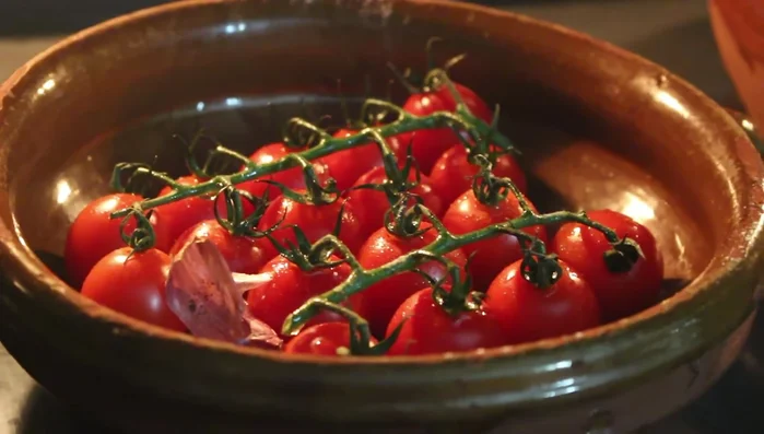 Hornear tomates cherry con aceite y ajo.