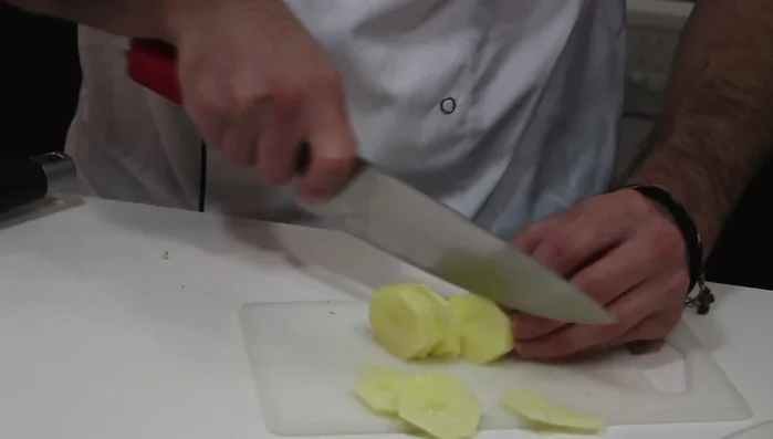 Preparar patatas para freír.