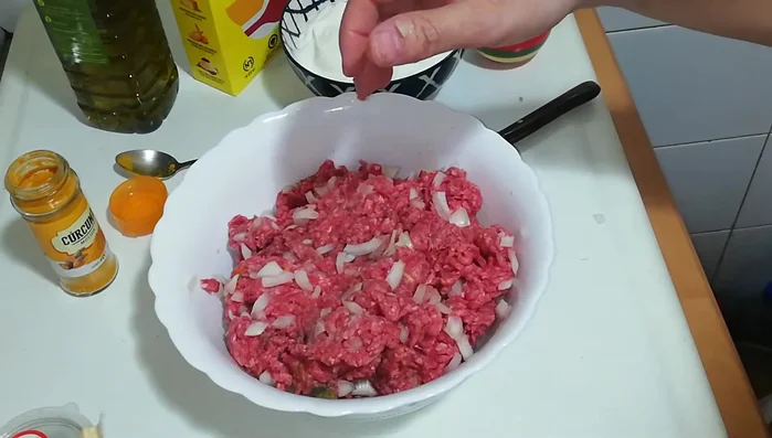 Formar bolitas pequeñas con la mezcla de carne. (5.42)