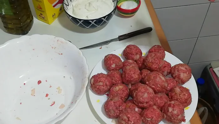 Freír las albóndigas en aceite de oliva hasta que estén doradas. Reservar.