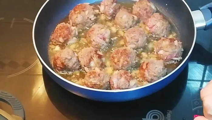 En una cacerola, calentar el yogur. Desleír la maicena con un poco de agua fría.