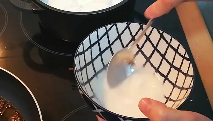 Agregar la mezcla de maicena al yogur caliente y remover constantemente durante 5 minutos a fuego lento, hasta obtener una salsa espesa.