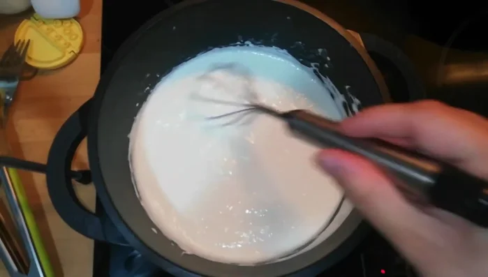 Incorporar las albóndigas fritas a la salsa de yogur. Agregar sal y cilantro al gusto.