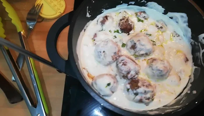 Dejar cocinar a fuego lento durante 10 minutos, permitiendo que la salsa se integre con las albóndigas.