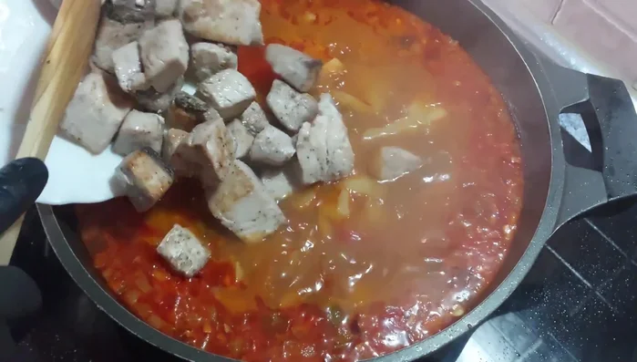 A 3 minutos del final, añadir el bonito y los guisantes.