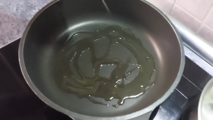 Echar aceite en una cacerolita. Marcar el bonito previamente salpimentado.