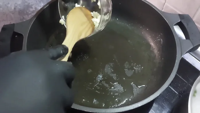 Añadir ajo a la cacerolita.