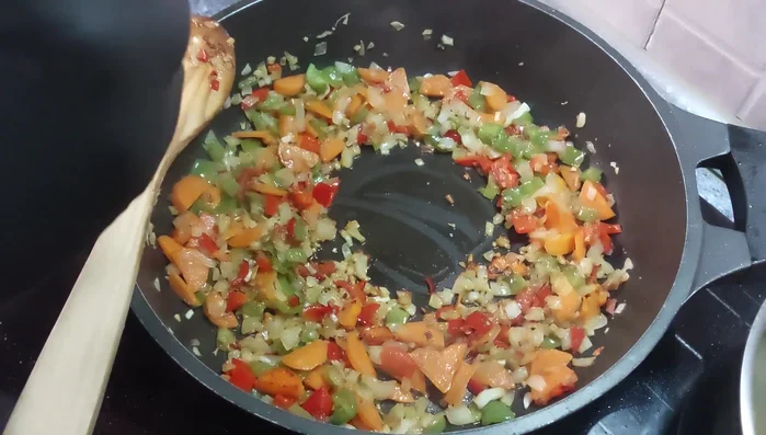 Una vez la verdura esté blanda, añadir dos cucharaditas de pimentón dulce y tostarlo con cuidado.