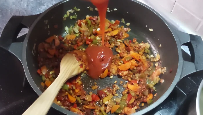 Añadir sofrito de tomate.