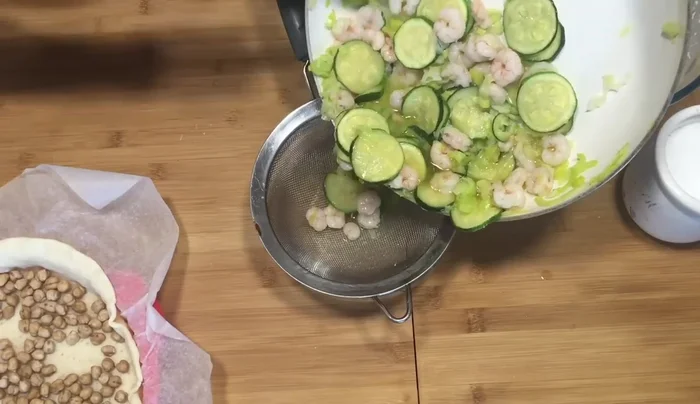 Escurrir el refrito de gambas y verduras para eliminar el exceso de aceite.