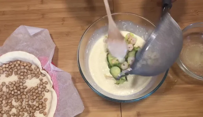 Agregar el refrito a la mezcla de huevos y queso.