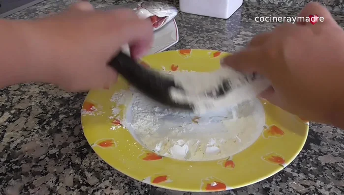 Pasar las truchas por harina. (110.95)