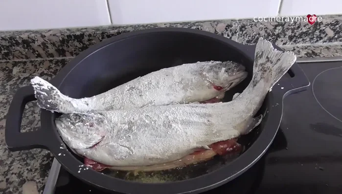 Dorar las truchas en una sartén con aceite, unos 4 minutos por cada lado. (114.07)