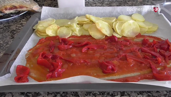 Colocar las truchas doradas encima del tomate. (157.12)