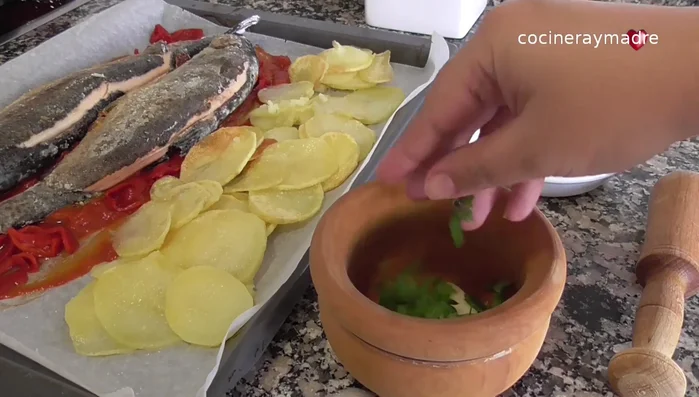 Machacar el ajo y el perejil (majado). (167.07)