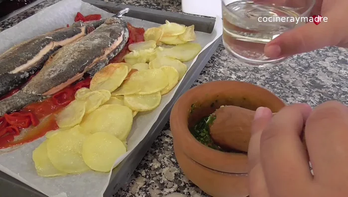 Agregar el vino blanco al majado y mezclar. (171.1)