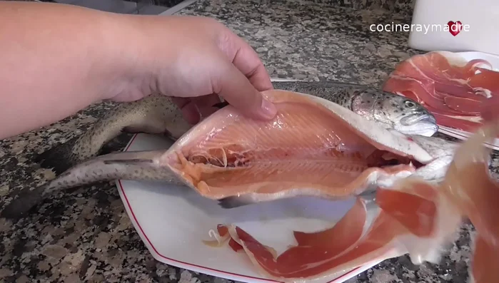 Colocar dos lonchas de jamón dentro de cada trucha. (89.869)