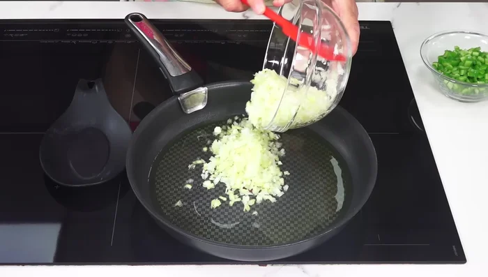 Calentar el aceite en una sartén y sofreír el ajo, la cebolla y el puerro a fuego medio durante 7-8 minutos, añadiendo una pizca de sal.