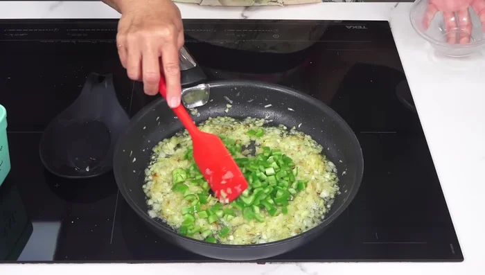 Incorporar el pimiento y cocinar durante 3-4 minutos más.